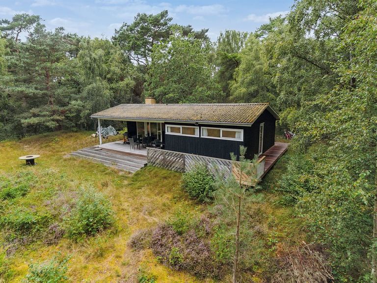 Hyggeligt feriehus ved kysten nær Aakirkeby - 1