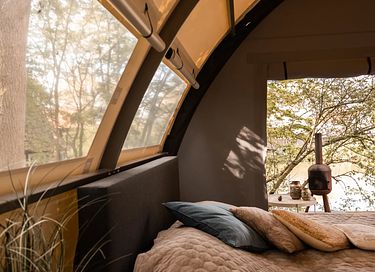 Luxuriöse Glampingzelt mit Badefass am Wasser - 13