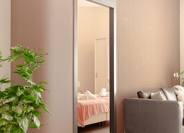 Stylish accommodation overlooking the water - 18