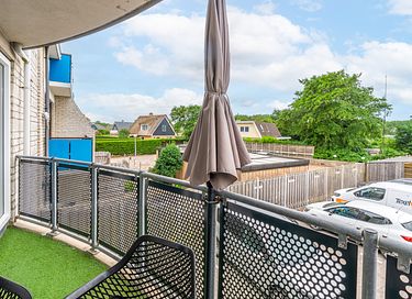 Modern appartement bij strand en bos