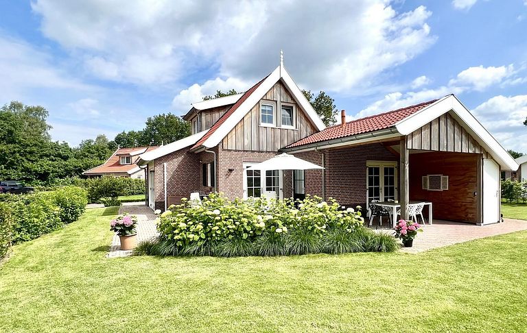Familiehuis (6p) aan een recreatieplas - 1