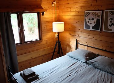 Maison dans la forêt en bois avec jardin spacieux - 18