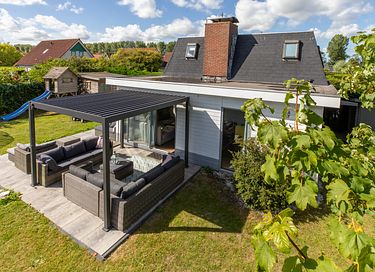 Family house with enclosed garden near the sea