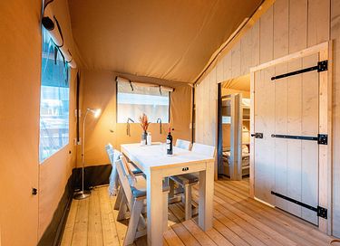 Tente safari sur un camping avec de nombreuses piscines - 4