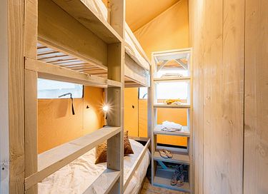Tente safari sur un camping avec de nombreuses piscines - 8