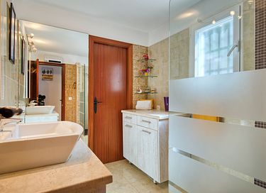 Ruim huis met panoramisch uitzicht en zwembad - 30