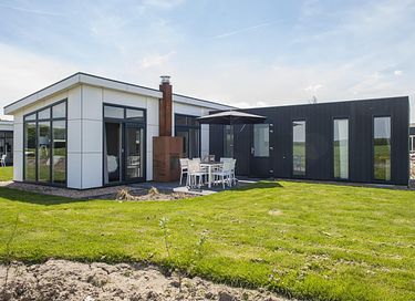 Holiday home in a nice park near the beach