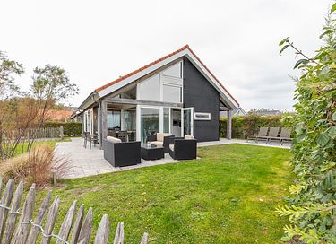Dog-friendly family home near the sea
