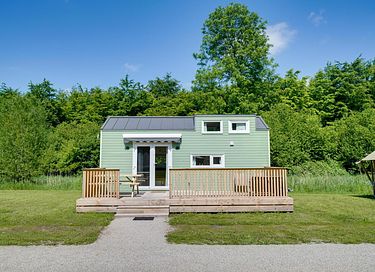 Kleurrijk tinyhouse met safari-slaaptent