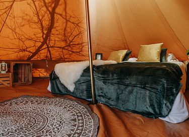 Festival-achtige sfeer op een pop-up camping - 12