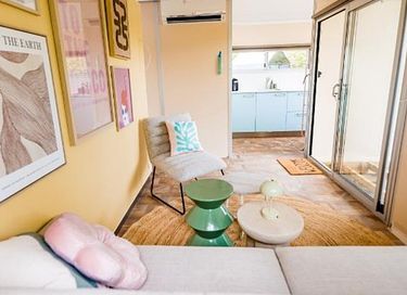 Colorful holiday home with private hot tub - 5
