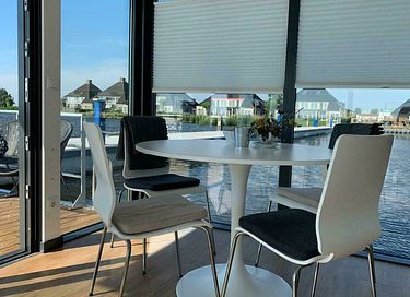 Moderne houseboot aan het Sneekermeer - 4