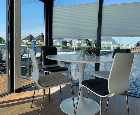 Moderne houseboot aan het Sneekermeer - 4