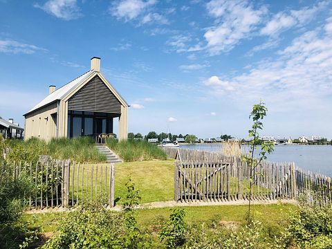 Vakantiehuis vlakbij het water met terras - 2