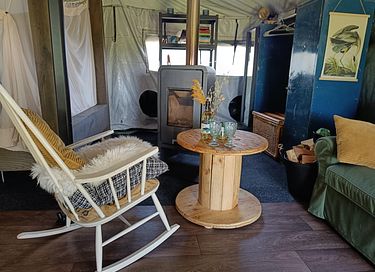 Einzigartiges Glamping Armeezelt mit Whirlpool und Ofen - 8
