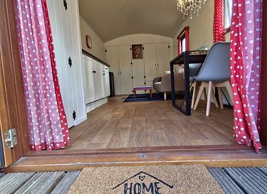Cute shepherds hut with private hot tub in nature - 9