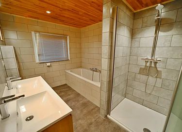 Chalet en bois au milieu de la forêt - 15