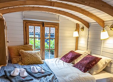Unique circus wagon with jacuzzi and sauna - 6