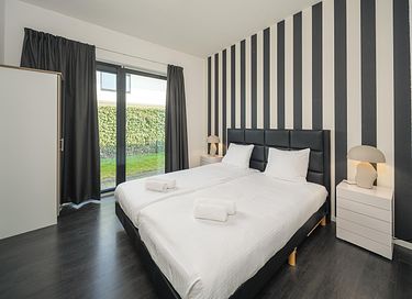 Maison moderne avec ponton au bord de l'eau - 11