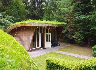 Overnachten in een unieke grasdakwoning