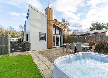 Luxuriöse Villa mit Jacuzzi in den Dünen