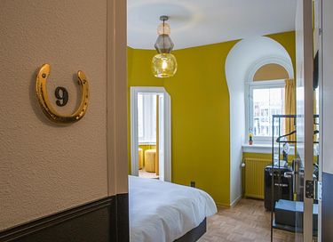 Romantic tower room in monumental building - 9