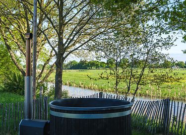 Wellnessdome aan het water met hottub - 2