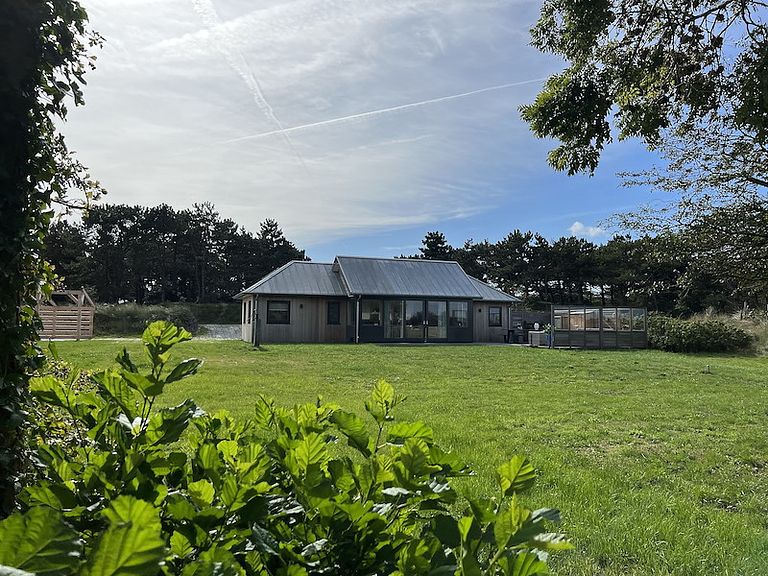 Vrijstaand huisje in een boomgaard op Texel - 1