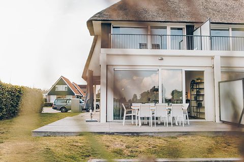 Rietgedekte villa met uitzicht over het meer - 2
