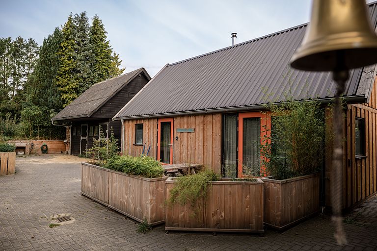 Lodge naturel dans une forêt nourricière - 1