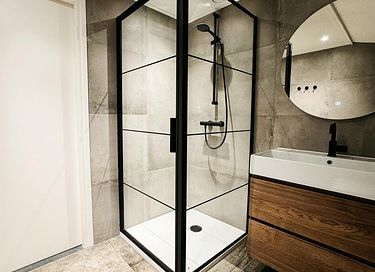 Spacious group accommodation with hot tub - 14