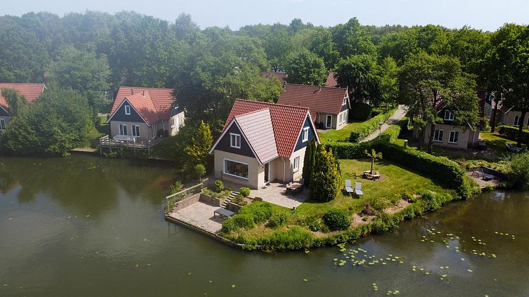 Ruime 8-persoons vakantiewoning aan het water - 1