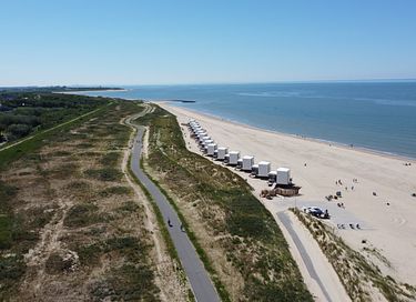 Modern strandhuis op het strand in Zeeland - 16