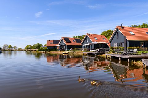 Vakantiehuis op waterrijk park in Friesland - 2