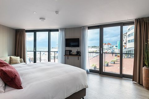 Luxury room with sea view and promenade - 3