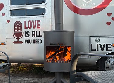 Slapen in de 'All You Need Is Love caravan' - 2