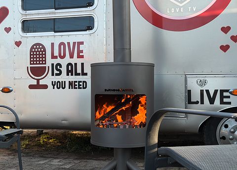 Slapen in de 'All You Need Is Love caravan' - 2