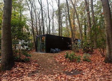 Luxuriöser umgebauter Schiffscontainer im Wald