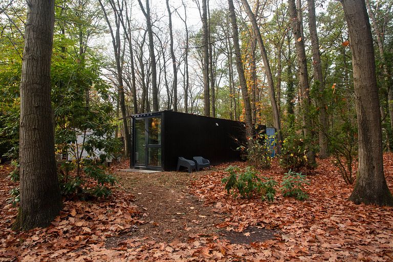 Luxe omgebouwde zeecontainer in het bos - 1
