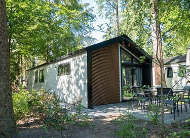 Modernes Chalet in einem bewaldeten Gebiet