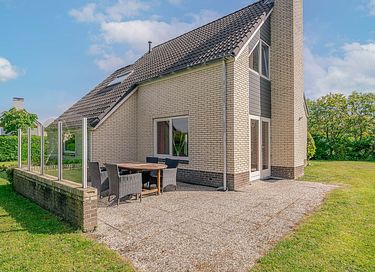 House with sunny garden and space for the dog
