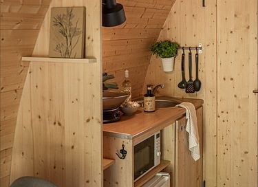 Gemütliche Hütte mit Außendusche im Wald - 10