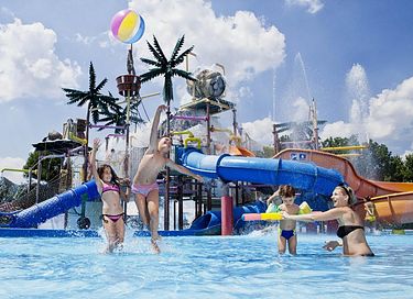 Tente safari sur un camping avec de nombreuses piscines - 16