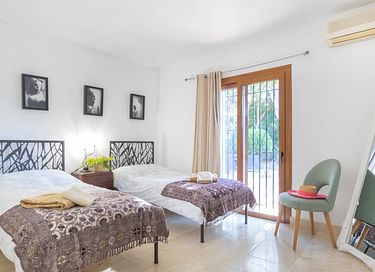 Large holiday home with private pool and garden - 21
