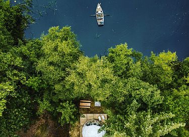 Kuppelzelt am Wasser mit eigenem Boot - 2