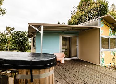 Colorful holiday home with private hot tub - 10