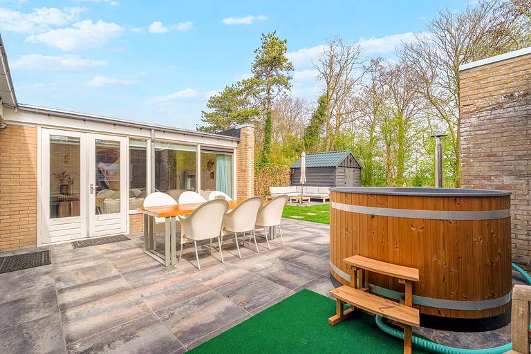Modern bungalow with hot tub on the edge of the dunes - 1