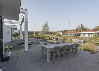 Luxury waterfront villa with garden - 24