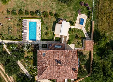 Large villa with private pool and spacious garden - 8