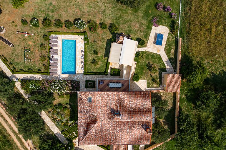 Large villa with private pool and spacious garden - 1